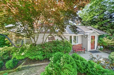 This charming 2-bedroom, 2 full bathroom ranch style house in - photo 3