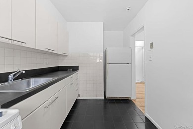 Corner Unit!! Bright and spacious 2-bedroom, 1-bath garden-level - photo 13