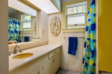 New Price! A classic Manoa-style home located on a quiet - photo 8