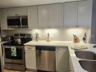 Beautiful 2-bedroom, 2.5-bath townhome located in the highly - photo 9