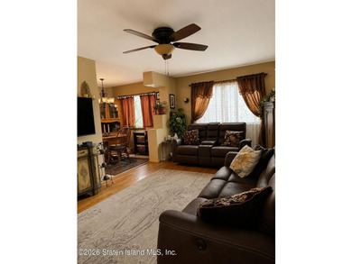 Welcome to 15 Phyllis Ct., a charming 1600 square foot, 3-story - photo 8