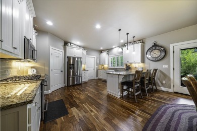 Custom-built single level living w/designer finishes &amp; upscale