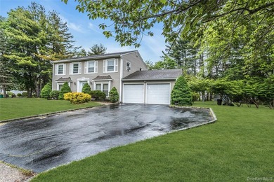 Welcome to a spacious and well-maintained Center Hall Colonial - photo 2