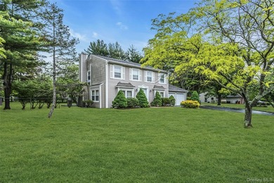 Welcome to a spacious and well-maintained Center Hall Colonial - photo 3