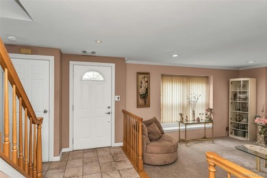 Welcome to a spacious and well-maintained Center Hall Colonial - photo 4
