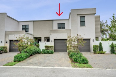 Newer construction, built in 2022. Spacious open floor plan - photo 1