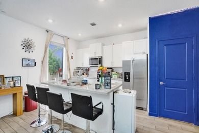 Newer construction, built in 2022. Spacious open floor plan - photo 4