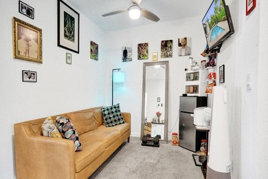 Newer construction, built in 2022. Spacious open floor plan - photo 9