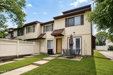 Welcome to 21 Bunnell Court! Charming and full of character - photo 2