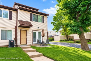 Welcome to 21 Bunnell Court! Charming and full of character - photo 3