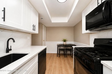 Welcome to 21 Bunnell Court! Charming and full of character - photo 7