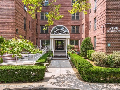 Why rent when you can own? Bright and spacious 1-bedroom co-op - photo 1