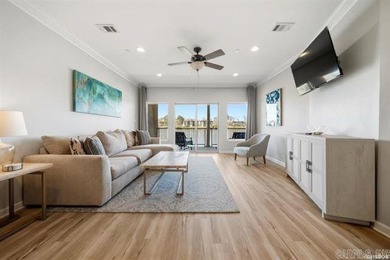 Experience lake living at its finest with this beautiful walk-in