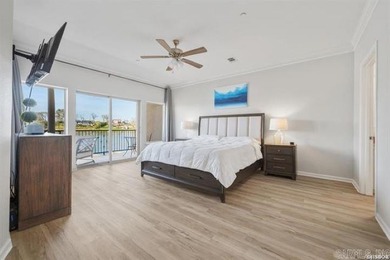 Experience lake living at its finest with this beautiful walk-in