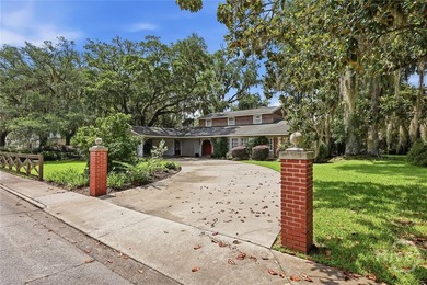 Beneath a canopy of majestic live oaks draped in Spanish moss - photo 41