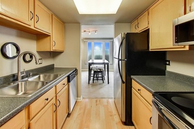 MOTIVATED SELLER offering this spacious 2-bedroom, 2-bath corner - photo 4