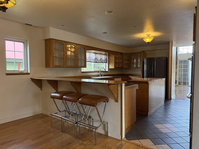 Beautiful home on a spacious lot in Westwood! This 4-bedroom, 2 - photo 11