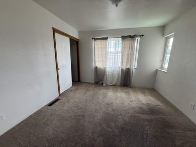 Beautiful home on a spacious lot in Westwood! This 4-bedroom, 2 - photo 18