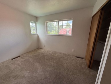 Beautiful home on a spacious lot in Westwood! This 4-bedroom, 2 - photo 21