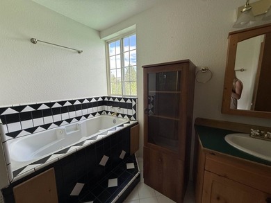 Beautiful home on a spacious lot in Westwood! This 4-bedroom, 2 - photo 28