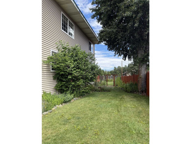 Beautiful home on a spacious lot in Westwood! This 4-bedroom, 2 - photo 40