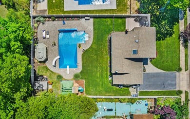 Welcome home to 939 Manor Lane in Bay Shore. This meticulously - photo 4