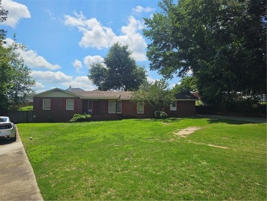 Great Location. 4 bedroom, 3 full bathroom homes is in need of - photo 1