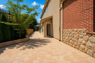 Welcome to 19 Ocean Road, located in the prestigious Dent Road - photo 3