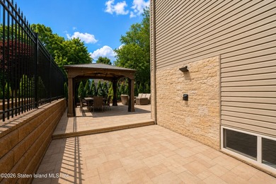Welcome to 19 Ocean Road, located in the prestigious Dent Road - photo 5