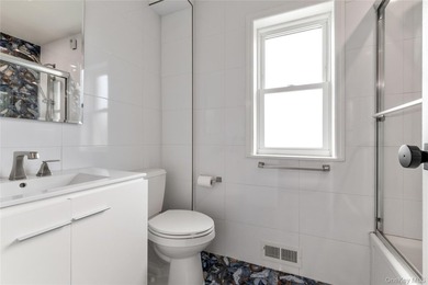 Welcome to this centrally located spacious condo/ townhouse - photo 11