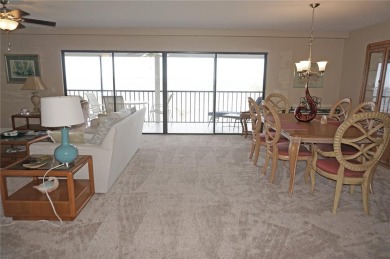 ***EXPANSIVE HARBOR VIEWS*** Spacious unit with 2 Bedrooms Plus - photo 3