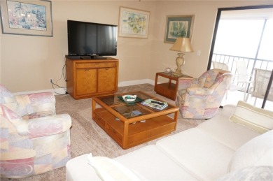 ***EXPANSIVE HARBOR VIEWS*** Spacious unit with 2 Bedrooms Plus - photo 4