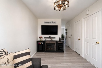 Welcome to this beautifully maintained, mint-condition attached - photo 3