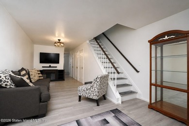 Welcome to this beautifully maintained, mint-condition attached - photo 4
