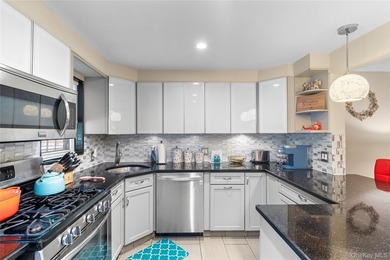 Beautiful move-in condition 2-bedroom, 2-bath home located on a - photo 6