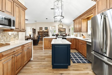 Beautifully updated and meticulously maintained single-story - photo 2