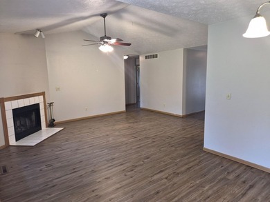 Candlewick Lake. Very open 3 bedroom ranch. Vaultged ceiling - photo 2