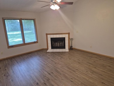 Candlewick Lake. Very open 3 bedroom ranch. Vaultged ceiling - photo 4