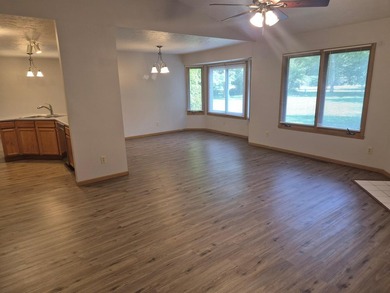 Candlewick Lake. Very open 3 bedroom ranch. Vaultged ceiling - photo 5