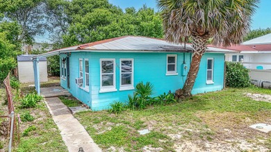 Located in the heart of Laguna Beach, this charming 2 bedroom - photo 2