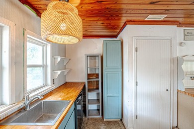 Located in the heart of Laguna Beach, this charming 2 bedroom - photo 9