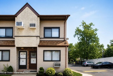 LOOK NO FURTHER!! THIS BEAUTIFULLY RENOVATED END-UNIT CONDO IS - photo 3