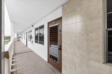 Well-located 2BR/1.5BA condo in Boca Raton's desirable Century - photo 4