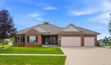 This expansive brick front ranch home exudes curb appeal! - photo 1