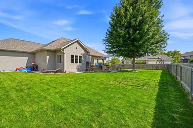 This expansive brick front ranch home exudes curb appeal! - photo 2