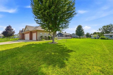 This expansive brick front ranch home exudes curb appeal! - photo 5
