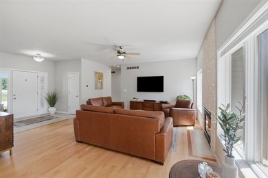 This expansive brick front ranch home exudes curb appeal! - photo 7