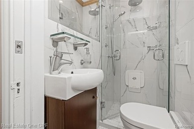 Beautiful Georgian-style townhouse condominium in a prime - photo 15
