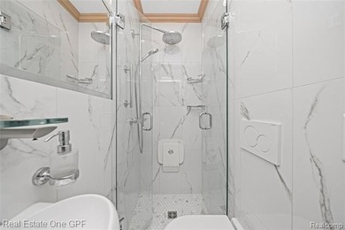 Beautiful Georgian-style townhouse condominium in a prime - photo 16