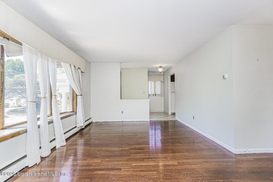 Exceptional Value in Lower Todt Hill! Welcome to this - photo 8